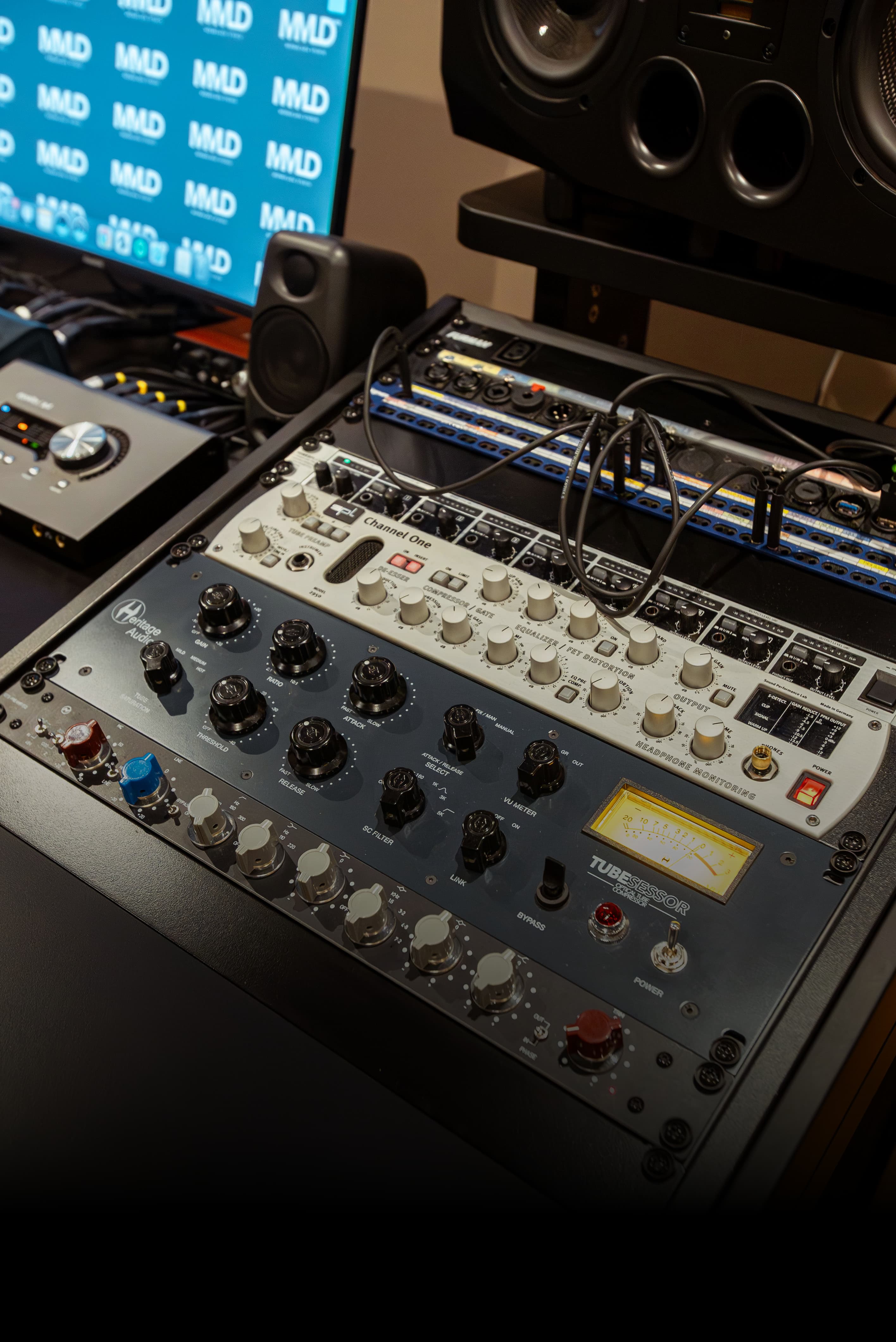 Interior de MMLD STUDIOS: Estudio de grabación profesional en Barcelona con equipamiento analógico de alta gama